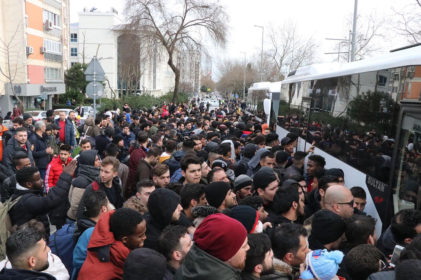 Binlerce Suriyeli mülteci Yunanistan sınırına gitmeye devam ediyor